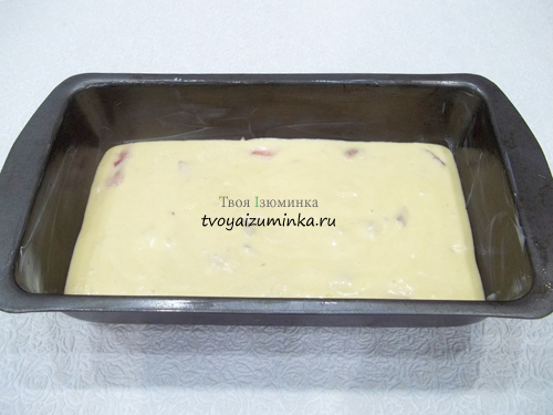 Выльем тесто в смазанную маслом форму для выпечки