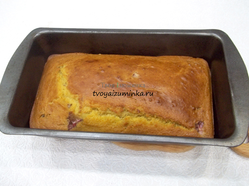 Готовый кекс с клубникой