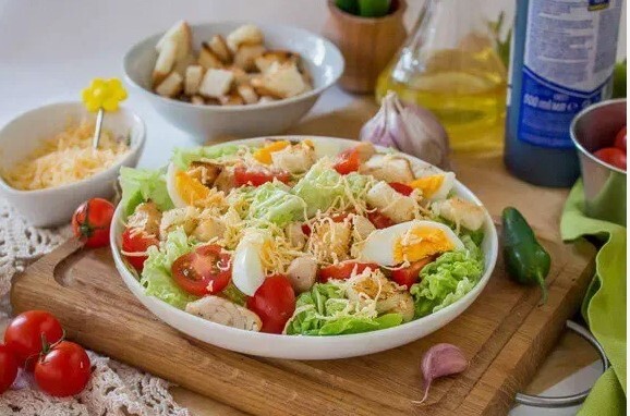 Салат Цезарь с пекинской капустой готовим без ромэна, а вкус как в ресторане